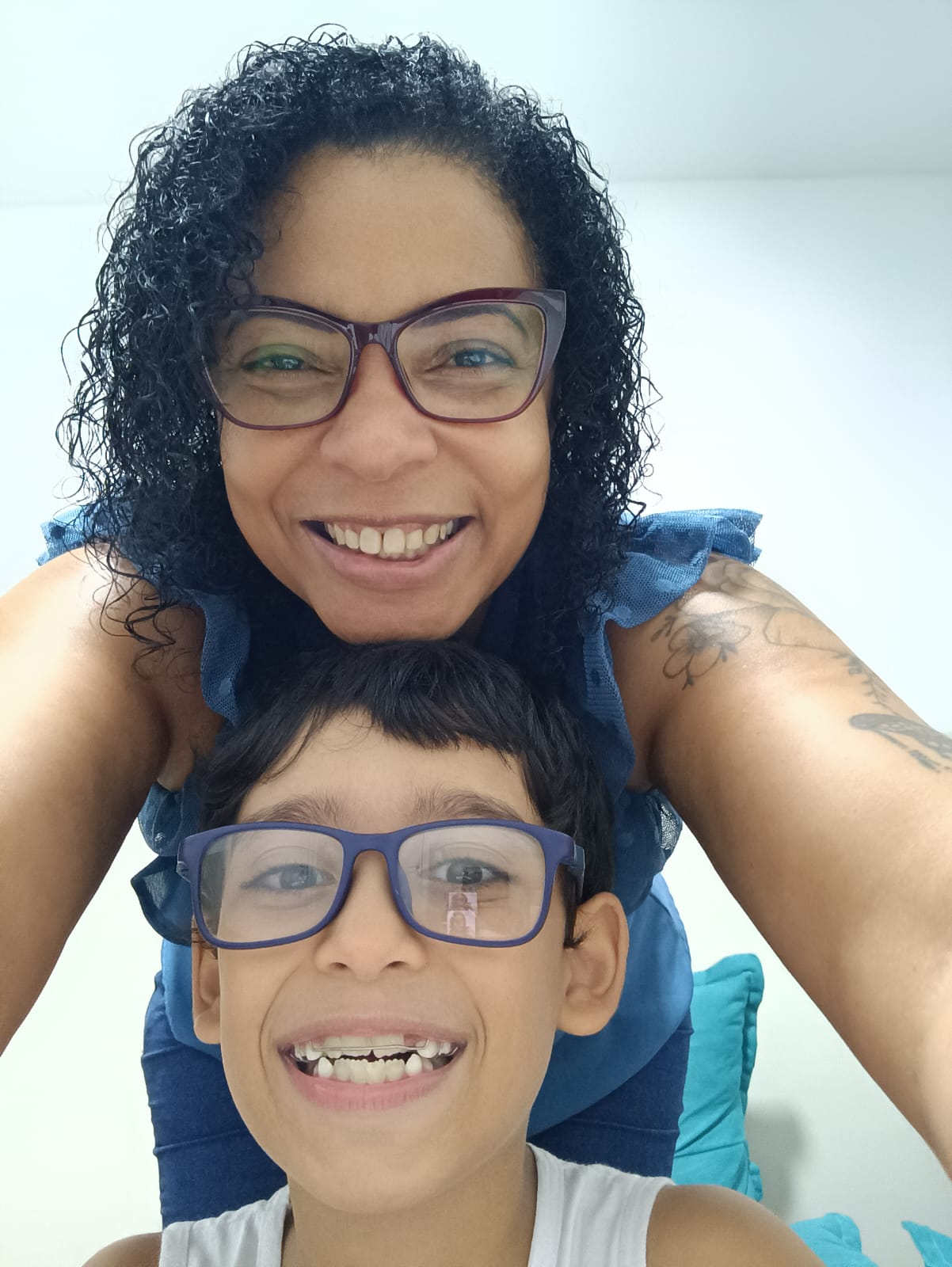Criança e psicopedagoga sorrindo