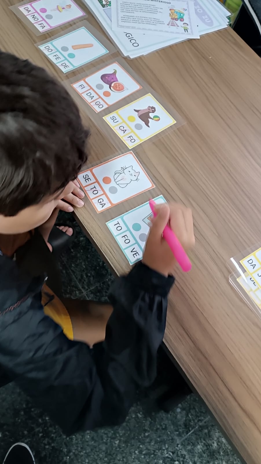 Criança em atividade de leitura